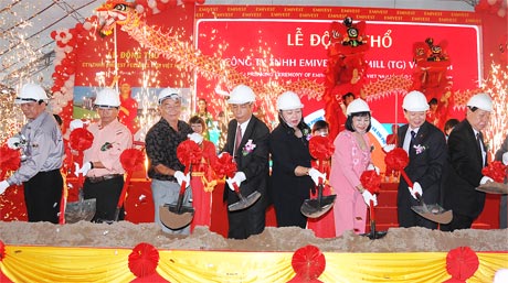 Lãnh đạo tỉnh cùng các đại biểu thực hiện nghi thức động thổ.