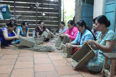 Cô Hai Hồng Sen (giữa, đeo kính) đang hướng dẫn chị em đan lát
