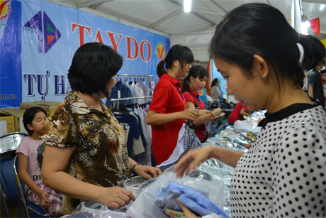 Người dân mua sắm tại Hội chợ hàng Việt Nam chất lượng cao Tiền Giang năm 2013. Ảnh: Vân Anh