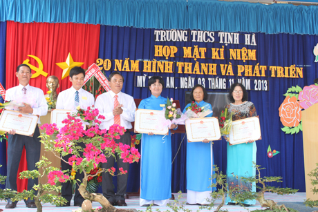 ập thể và cá nhân nhà trường nhận bằng khen của Bộ Giáo dục và Đào tạo.