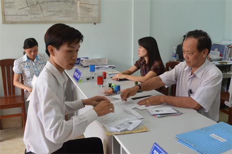 Người dân làm thủ tục hành chính tại UBND phường 4, TP. Mỹ Tho