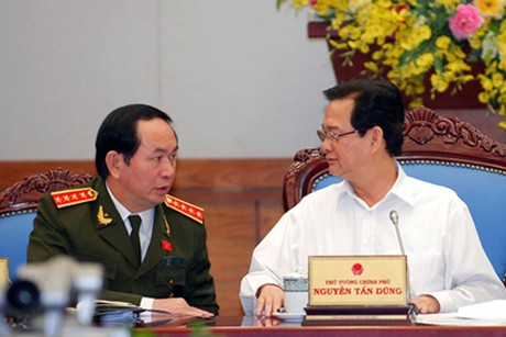 Thủ tướng Nguyễn Tấn Dũng trao đổi với Đại tướng Trần Đại Quang, Bộ trưởng Bộ Công an, về đảm bảo tình hình an ninh trật tự khi bão đổ bộ vào đất liền. Ảnh: VGP/Nhật Bắc