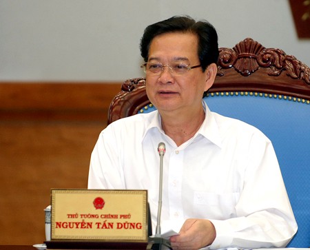  Phó Thủ tướng Nguyễn Xuân Phúc trao đổi với Đại tướng Phùng Quang Thanh, Bộ trưởng Bộ Quốc phòng. Ảnh: VGP/Nhật Bắc