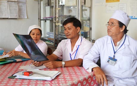  Bác sĩ tham gia hội chẩn để điều trị bệnh nhân.