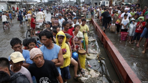 Tình trạng vệ sinh không đảm bảo sau bão khiến nguy cơ dịch bệnh bùng phát tại Philippines ngày càng trở nên nghiêm trọng (Ảnh Reuters)