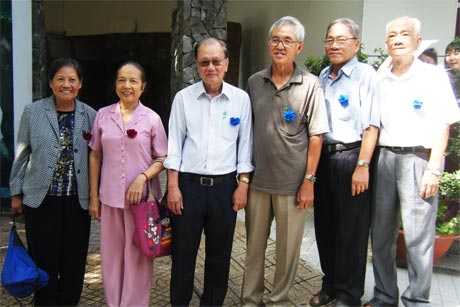 Thầy, cô giáo vui mừng trong ngày gặp mặt.