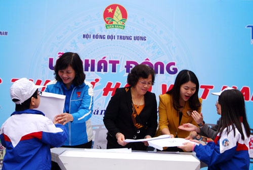 Ban Tổ chức nhận bài hưởng ứng cuộc thi của thiếu nhi Trường tiểu học Đoàn Thị Điểm.  Ảnh: PC