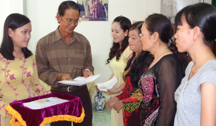 Ông Võ Châu Thanh, nguyên Giám đốc Sở VH-TT&DL  trao Giấy chứng nhận và thẻ hội viên cho các hội viên mới.