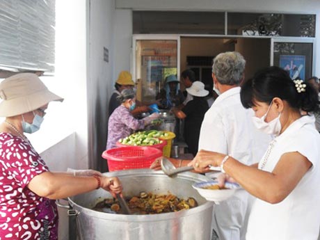 Chuẩn bị khẩu phần cho mỗi suất ăn.