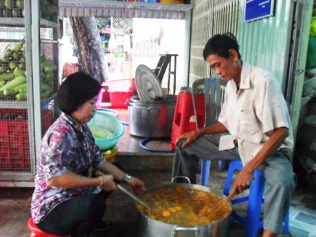 Bếp trưởng Hồ Văn Rét chuẩn bị món chả chưng.