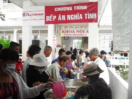 Cấp phát khẩu phần ăn cho bệnh nhân.