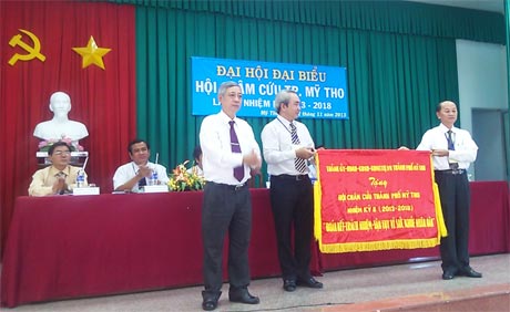Thành ủy - HĐND – UBND - Ủy ban MTTQ VN TP. Mỹ Tho tặng Bức trướng mang dòng chữ “Đoàn kết - Trách nhiệm -  Tận tụy vì sức khỏe nhân dân” cho Hội Châm cứu TP. Mỹ Tho.