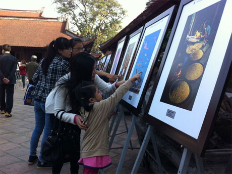 Khách tham quan triển lãm.