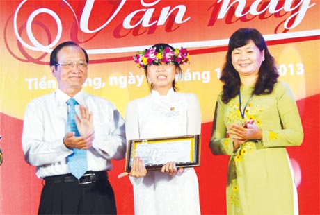 Ông Trần Thanh Đức, Phó Chủ tịch UBND tỉnh và bà Lý Việt Trung, Phó Tổng Biên tập Báo Sài Gòn Giải Phóng trao giải Nhất cho thí sinh Trần Mỹ Tiên (Tiền Giang).