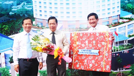 Bí thư Tỉnh ủy Trần Thế Ngọc tặng quà lưu niệm cho đơn vị thi công và chủ đầu tư dự án.