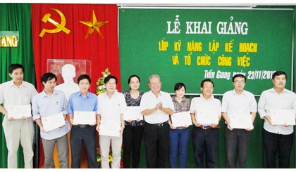 Ông Phạm Trọng Nhường, Phó Chủ tịch  Hiệp hội Doanh nghiệp tỉnh trao chứng nhận hoàn thành khóa học cho học viên.