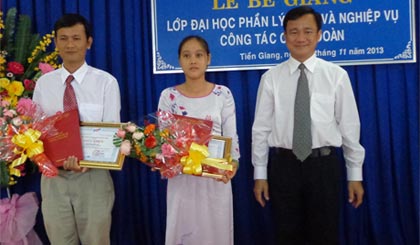 Ông Lê Vinh Danh, Hiệu trưởng Trường Đại học Tôn Đức Thắng trao chứng nhận tốt nghiệp cho 2 học viên đạt loại giỏi.