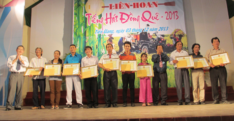 -	Ông Nguyễn Hữu Đức, Phó chủ tịch Hội Nông dân tỉnh và ông Nguyễn Thanh Hải,  Trưởng phòng nghiệp vụ Sở VHTT&DL trao giải A cho đại điện các tiết mục hay nhất.