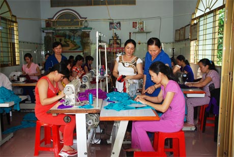 Tạo việc làm ổn định cho lao động là nền tảng giúp hộ nghèo thoát nghèo bền vững (Mô hình tổ hợp tác may gia công của Hội LHPN xã Mỹ Thành Bắc - Cai Lậy). Ảnh: HẠNH NGA