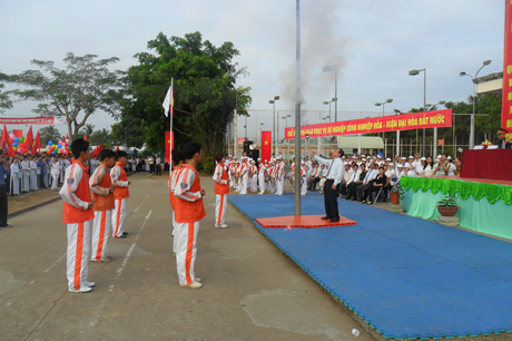 Ông Phạm Anh Tuấn, Bí thư huyện ủy đang cầm đuốc và quang cảnh tại lễ đài.