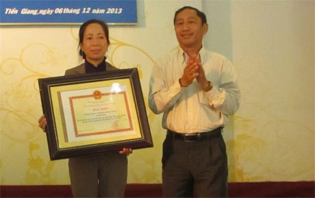Giám đốc Sở VH- TT&DL Nguyễn Ngọc Minh trao Bằng khen của  Bộ VH-TT&DL cho đơn vị huyện  Chợ Gạo.