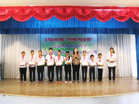 Bà Trần Kim Mai, Phó Chủ tịch UBND tỉnh trao học bổng “Em không phải bỏ học”.