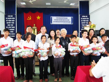 Ban vận động Quỹ Bảo trợ trẻ em tỉnh phối hợp Hội Bảo trợ người khuyết tật và trẻ em mồ côi TP. Hồ Chí Minh  tặng quà cho trẻ em xã Vĩnh Hựu (Gò Công Tây).