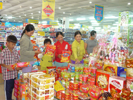 Thị trường Tết sẽ được tăng cường kiểm tra nhằm đảm bảo chất lượng, đủ hàng hóa và bình ổn giá cả. Ảnh chụp tại Vinatex Mark Mỹ Tho