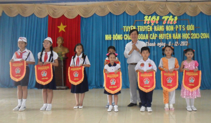Ông Đỗ Cẩn Trực, Giám đốc Nhà Thiếu Nhi trao thưởng.