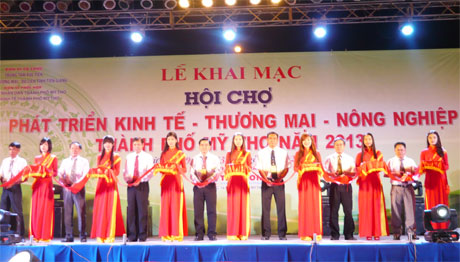 Khai mạc Hội chợ Phát triển kinh tế - Thương mại - Nông nghiệp TP. Mỹ Tho năm 2013.