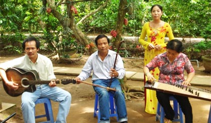  Ban đờn ca tài tử  Khu du lịch Thới Sơn biểu diễn phục vụ khách  du lịch.