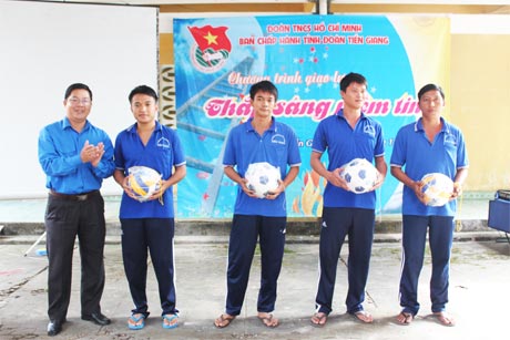 Anh Trần Thanh Nguyên, Bí thư Tỉnh đoàn tặng bóng cho học viên.