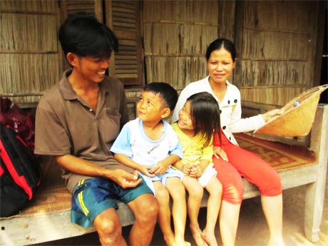 Anh Lý Văn Toàn bên vợ con sau chuyến đi biển dài ngày.