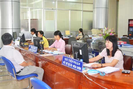 Kê khai thuế tại Văn phòng Cục Thuế.