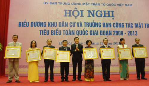       Chủ tịch nước Trương Tấn Sang trao Huân chương Lao động hạng Ba cho các                                              khu dân cư.   (Ảnh: TH) 