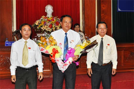 Chủ tịch UBND tỉnh Nguyễn Văn Khang và Phó Chủ tịch HĐND tỉnh Trần Kim Trát  tặng hoa chúc mừng tân Phó Chủ tịch UBND tỉnh Lê Văn Nghĩa.