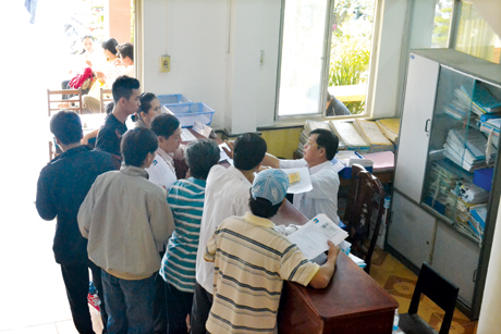 Đông đảo người dân đến đăng ký chuyển đổi GPLX sang vật liệu PET.