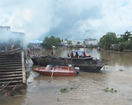 Ghe cát của anh Hữu tham gia chữa cháy.