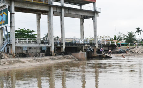 Khai thác hợp lý các cống thủy lợi để chủ động ngăn mặn, phục vụ sinh hoạt và sản xuất. Trong ảnh, cống thủy lợi Gà Cát, TP. Mỹ Tho. Ảnh: Vân Anh