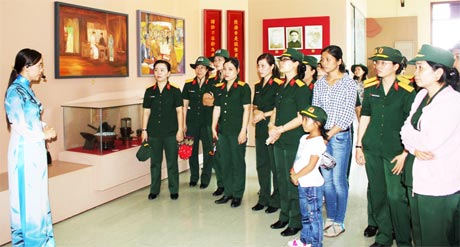 Hội Phụ nữ cơ sở Bộ CHQS tỉnh viếng Lăng cụ Phó bảng Nguyễn Sinh Sắc.