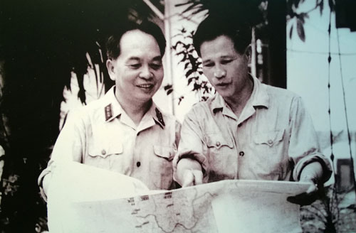 Đại tướng Nguyễn Chí Thanh và Đại tướng Võ Nguyên Giáp trao đổi tình hình chiến sự chiến trường miền Nam (5-7-1967).