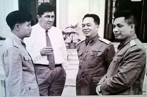 Đại tướng Nguyễn Chí Thanh, Đại tướng Võ Nguyên Giáp, Thượng tướng Văn Tiến Dũng và đồng chí Leophyger Ủy viên Trung ương Đảng Cộng sản Pháp thăm Việt Nam.