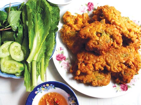 Tép trấu trộn bột chiên giòn – hương vị mùa lũ.