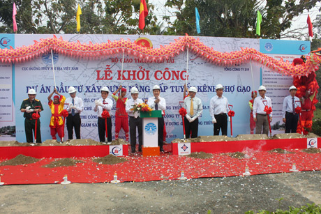 Các đại biểu phát lệnh khởi công dự án.