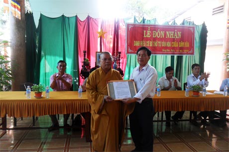 Đại đức Thích Đức Tín nhận Quyết định công nhận cơ sở thờ tự văn hóa.
