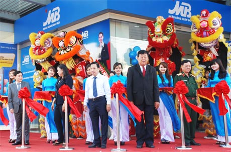 Ông Trần Thế Ngọc, Bí thư Tỉnh ủy và bà Trần Kim Mai, Phó Chủ tịch Thường trực UBND tỉnh cắt băng khai trương MB.