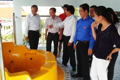 Lãnh đạo tỉnh cùng đại biểu tham quan công viên nước mini.