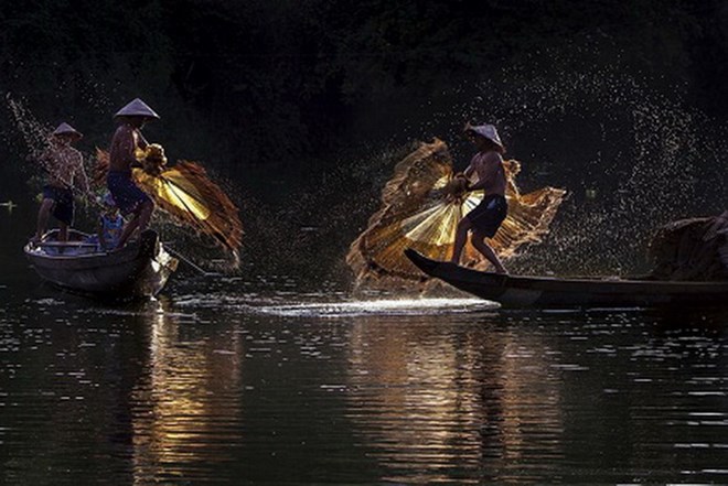 Bức ảnh 'Quăng lưới' của nhiếp ảnh gia Hoàng Giang Hải lọt vào top 18 bức ảnh đẹp nhất của cuộc thi ảnh Your Shot do tạp chí du lịch - khám phá National Geographic nổi tiếng của Mỹ tổ chức với hơn 13.000 độc giả gửi ảnh về dự thi với số lượng ảnh lên tới hơn 25.000 bức. (Nguồn: National Geographic)