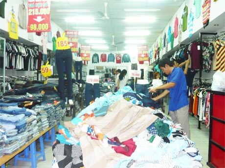 Quần áo giảm giá mạnh dịp cuối năm nhưng vẫn chưa thu hút người mua.