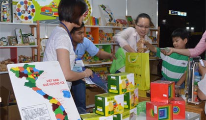 Khách hàng mua sắm tại Hội chợ 